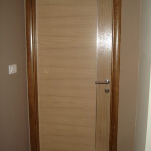 Furnirana nefalcovana vrata, lučni pervajz, krilo vrata sa vertikalnim frizom furnira i aluminijumskom lajsnom