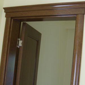 Furnirana nefalcovana vrata, lučni pervajz sa masivnim dekorativnim kapitolom