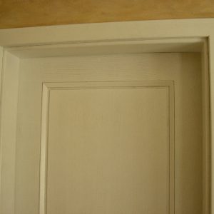 Furnirana nefalcovana vrata, ravan pervajz, krilo vrata sa profilisanom ispunom