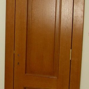 Furnirana nefalcovana vrata, ravan pervajz povećane širine, krilo vrata sa dve profilisane ispune