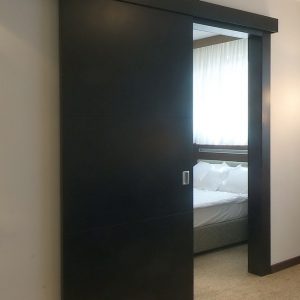 Klizna bojena vrata, ravan pervajz, ravno krilo sa horizontalnim kanelurama